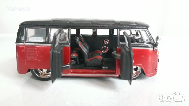 Volkswagen T1 Samba, метален микробус на Bburago с отварящи врати. , снимка 2 - Коли, камиони, мотори, писти - 54295928