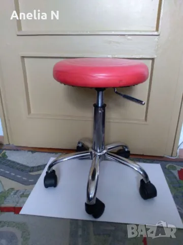 Въртяща табуретка