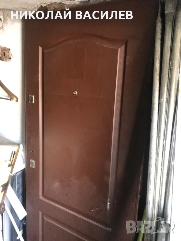 Размери   :   1.95  м  .  на  85  см . Блиндирана врата с 2 каси / за таван / мазета и други 