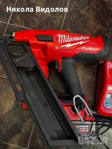 Такер Milwaukee акумулаторен безчетков 18 V, 5 Ah, за гвоздеи 50-90 мм, M18