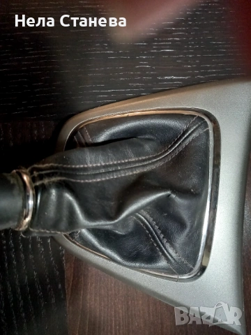 Продавам пластмасова конзола с маншон за скоростен лост на СРВ4,дизел,ръчка,2013г.