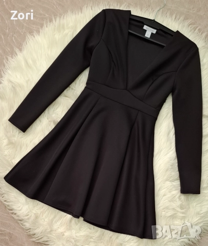 Черна кукленска рокля с дълбоко остро деколте