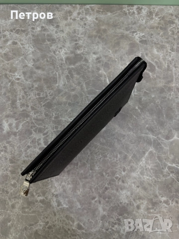 КАТО ЧИСТО НОВ Louis Vuitton Black Taiga Clutch , снимка 11 - Чанти - 52523438