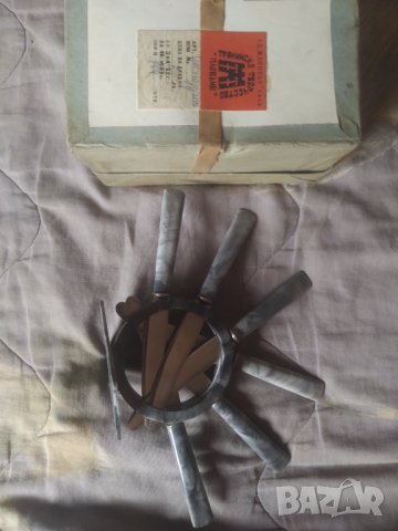1970 лот НРБ ножове с пластмасов ножодържач, снимка 2 - Антикварни и старинни предмети - 39409304