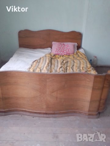 продавам старинна спалня със нощни щкафчета ,направени от масивен орех, снимка 1 - Антикварни и старинни предмети - 36865221