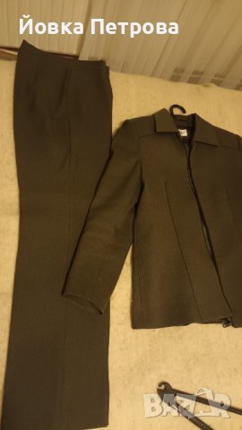 Продавам дамски костюм от две части сако и панталон. Зелен, делови, с прав панталон, сакото класичес, снимка 1