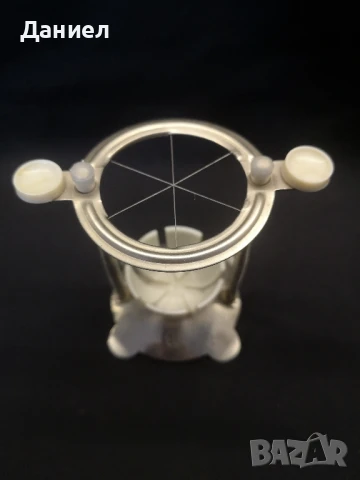 Соц яйцерезачка , снимка 2 - Антикварни и старинни предмети - 50930690