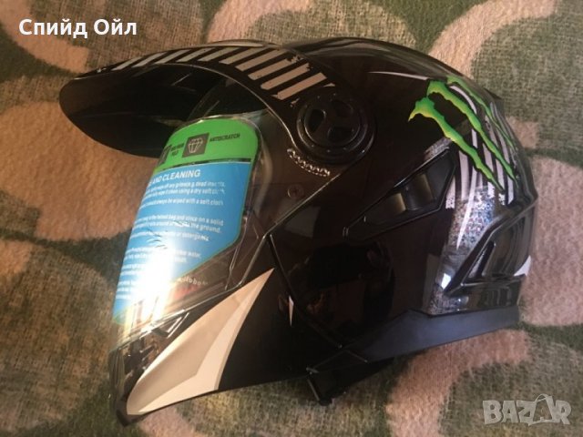 Затворена каска с очила и откачаща се брада