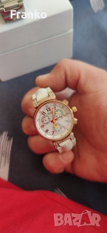 Часовници маркови стилни дизайнерски и елегантни