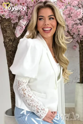 Бяло дамско сако с дантелени ръкави