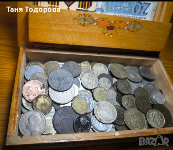 Стари монети и банкноти в стара дървена кутия