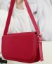 Елегантна червена дамска чанта в изчистен дизайн в класическо червено, снимка 1 - Чанти - 44449314
