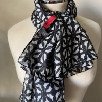 Копринен шал, Linca Lykke в черно и бяло, снимка 4 - Шалове - 40439438