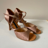 Обувки за латино танци, снимка 1 - Дамски обувки на ток - 44701932