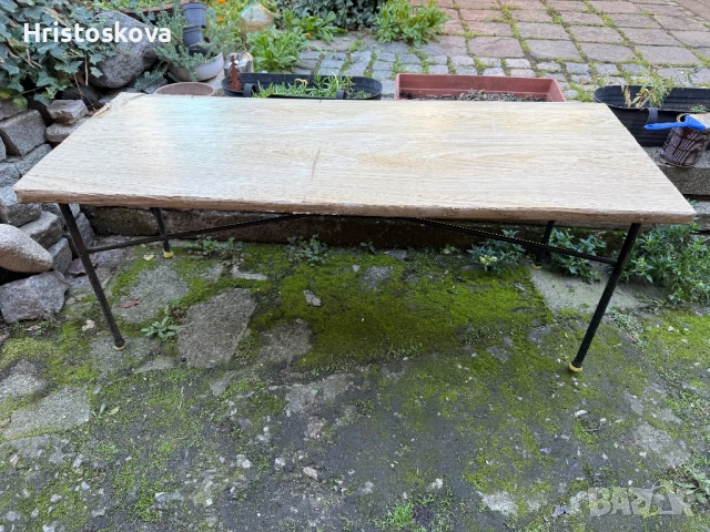 Маса с метална конструкция