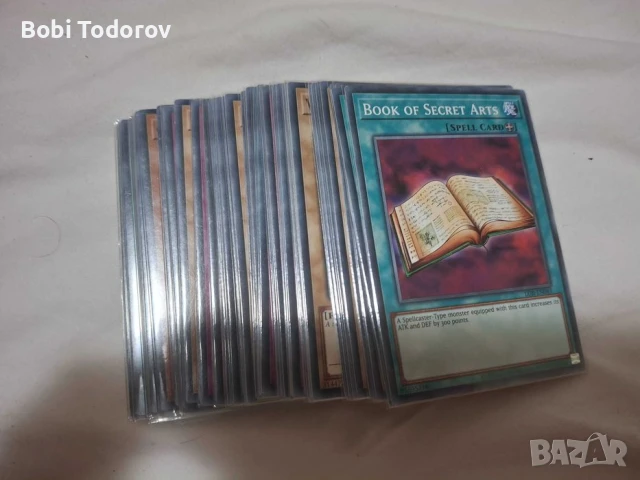 Оригинални карти yu-gi-oh с протектори 82 на брой.