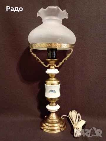Красива месингова порцеланова лампа със стъклен абажур