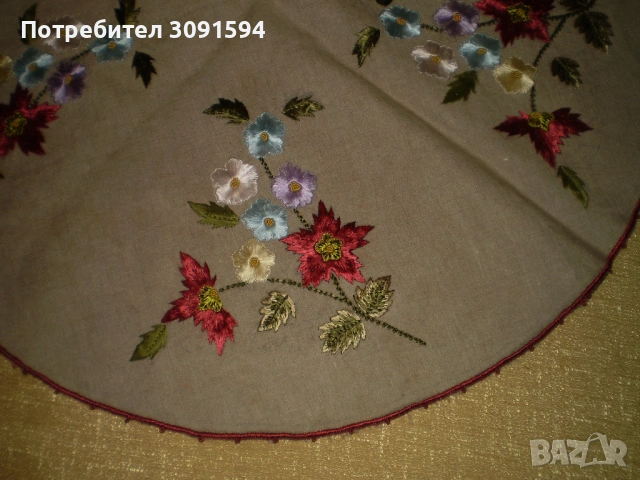 Винтидж  ретро покривка за маса с бродирани  цветя диаметър 72 см, снимка 2 - Антикварни и старинни предмети - 53177405