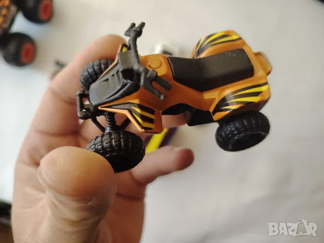 Колички Hotwheels, снимка 3 - Коли, камиони, мотори, писти - 56345903
