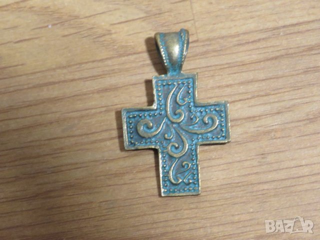 Стар бронзов кръст с дълбока патина  за колекционери и ценители 