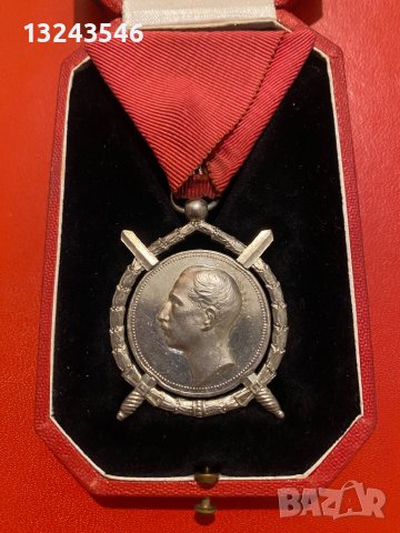 Орден медал за заслуга Цар Борис III 3 трети с кутия, снимка 1 - Антикварни и старинни предмети - 42899001