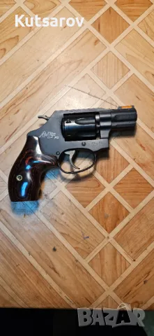Продавам револвер „Смит и Уесън”, снимка 2 - Бойно оръжие - 49439175