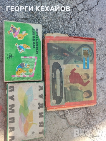 стари детски игри и модели на самолети и хеликоптери 