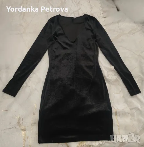 Черна кадифена рокля с дълъг ръкав и V-образно деколте