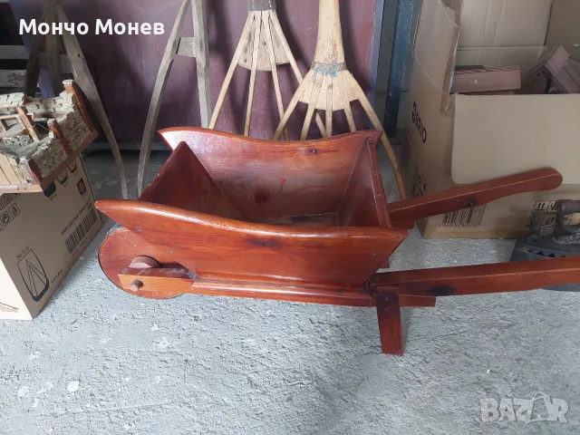 Дървена количка.Ползвана е като декорация.