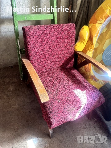 Ретро фотьойл с дървени подлакътници – винтидж стил