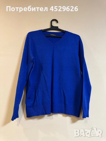 Син пуловер 
