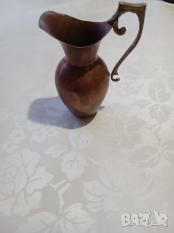 Стара ръчно изработена медна каничка