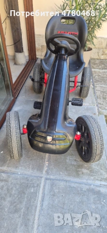 Детска картинг кола с педали в отлично състояние почти неизползвана.