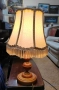 Елегантна нощна лампа с  основа от масивна дърво с топъл естествен финиш и кремав текстилен абажур., снимка 6