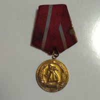 Медал ЗА БОЕВА ЗАСЛУГА 1950 г., снимка 1 - Антикварни и старинни предмети - 42854052