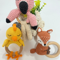 Плетена бебешка дрънкалка Пиленце, Фламинго, Лисиче, снимка 1 - Дрънкалки и чесалки - 44339001
