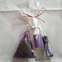 Подаръчен комплект с лавандулово масло+ лавандулова вода+ лавандулов цвят, снимка 2 - Подаръци за жени - 37522368