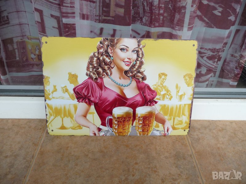Метална табела бира хубава блондинка я предлага наздраве сервитьорка бар, снимка 1
