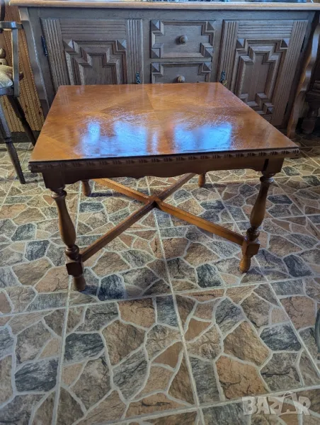 Дървена маса с класически дизайн., снимка 1