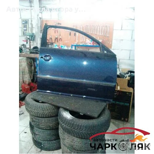 Врата предна дясна за Пасат (тъмно син металик), снимка 1