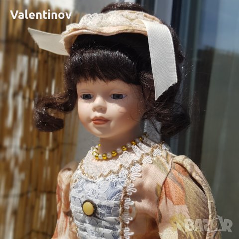 Порцеланова кукла със стойка , снимка 2 - Кукли - 44431462