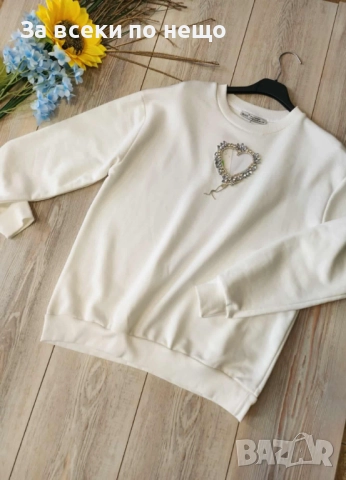 Дамска Бяла Блуза С Дълъг Ръкав С Декорация Сърце От Камъни Код I_29