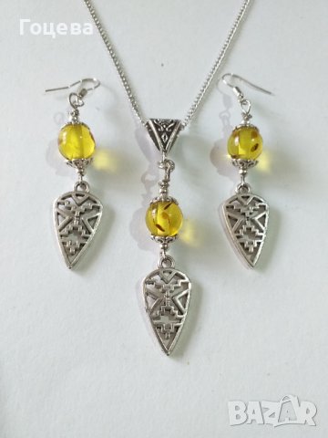 Разкошен комплект бижута с Кехлибар и красиви медальони в цвят сребро 