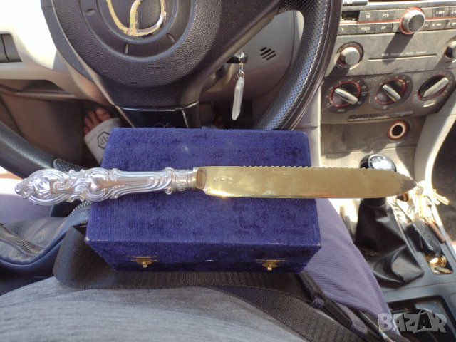 Продавам посребрен английски нож за торти