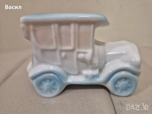 Порцеланова фигура Кола