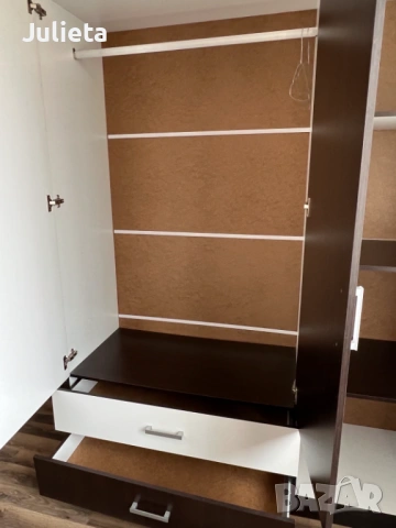 Трикрилен гардероб с лост за закачалки, рафтове и две чекмеджета, снимка 3 - Гардероби - 53929725