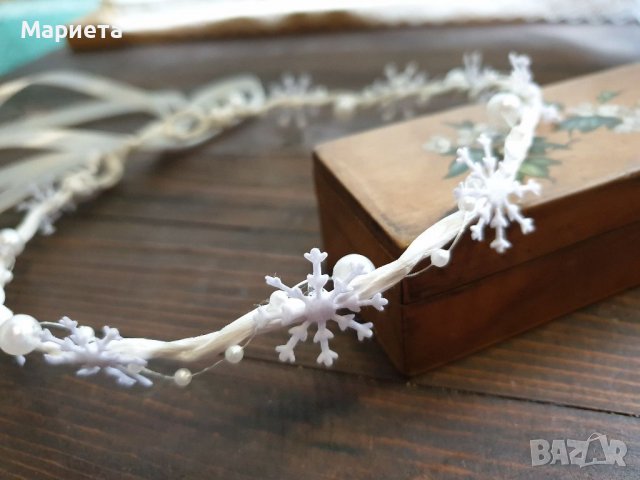 Бял нежен коледен венец за глава с бели снежинки и перлички  Ръчна Изработка Венче за глава , снимка 9 - Аксесоари за коса - 38462974