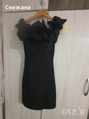 Черна нова рокля с 3д цветя, снимка 2 - Рокли - 50690314