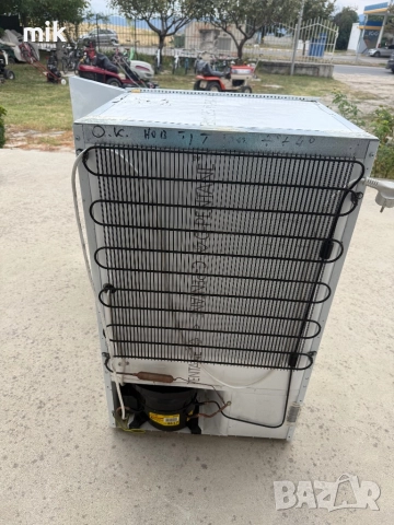 Малък хладилник с камера Индезит , снимка 8 - Хладилници - 51916003