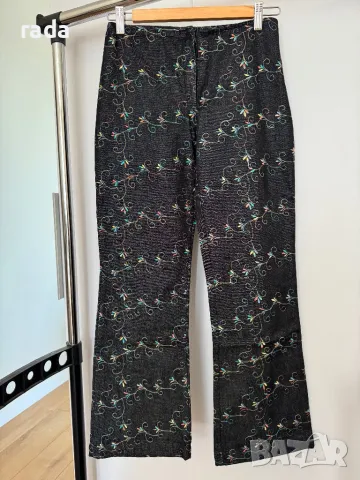 Разкроени дънки с бродерия, снимка 2 - Дънки - 49936046